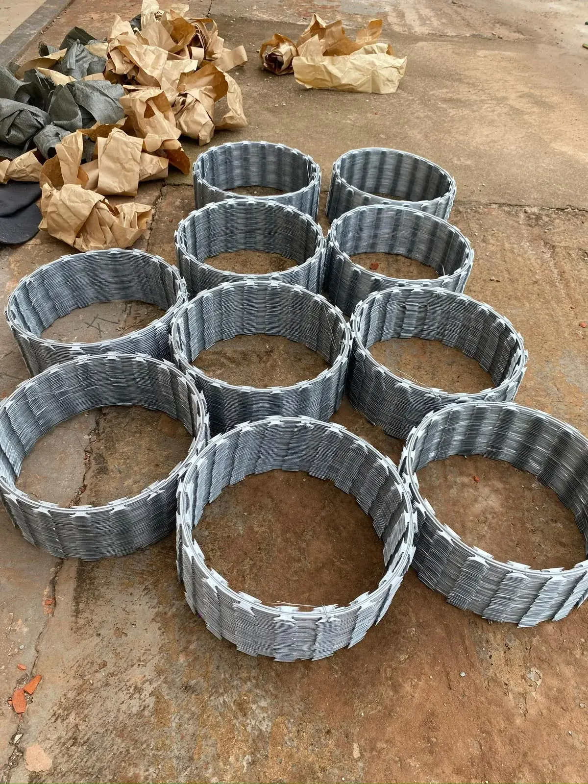 Materiais de proteção perimetral preparados para instalação