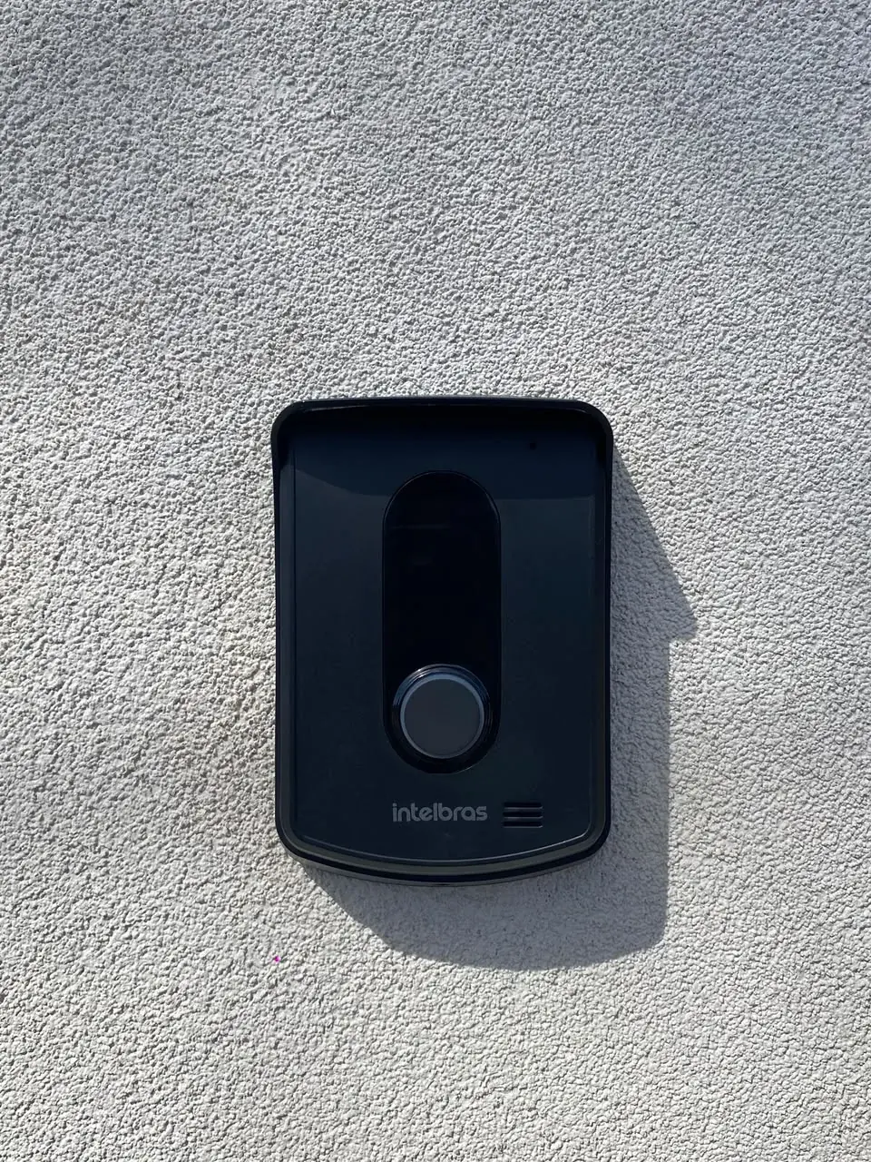 Vídeo porteiro Intelbras instalado em uma parede externa