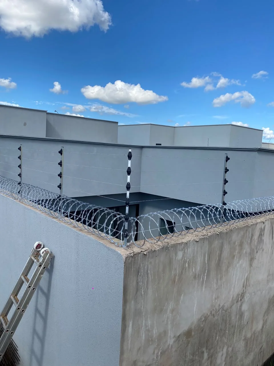 Concertina e cerca elétrica instaladas no perímetro de uma residência
